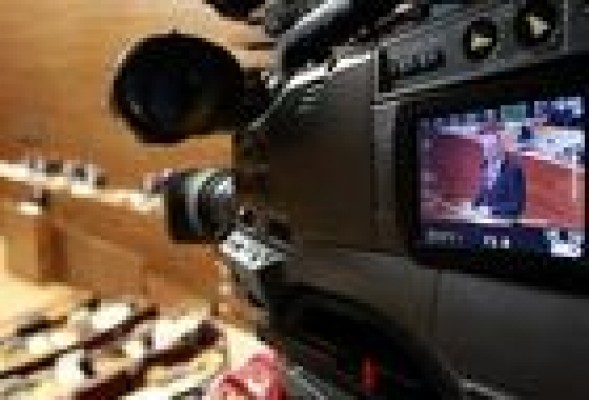 Les Corts licitan por 48.000 euros las fotografías y vídeos de sus actos