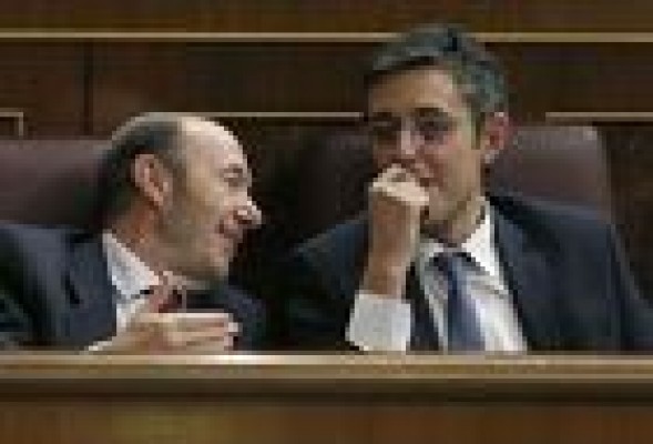 El equipo de Madina presenta 15.020 avales en Ferraz mientras siguen recogiendo