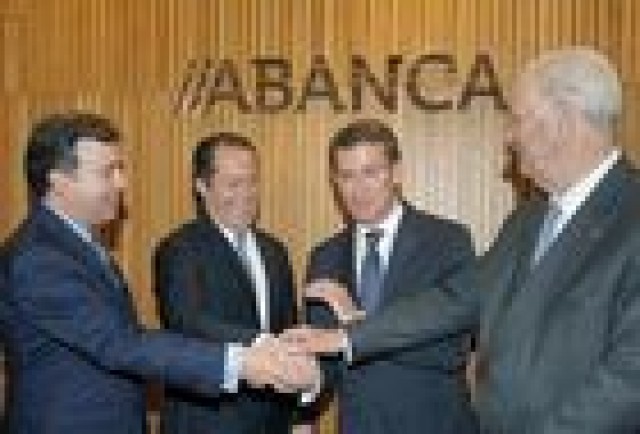 El presidente de Abanca apela al Apóstol para tener suerte en el nuevo banco