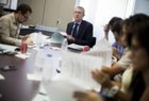Calabuig comprará hoy la parte de La Caixa en Aguas de Valencia