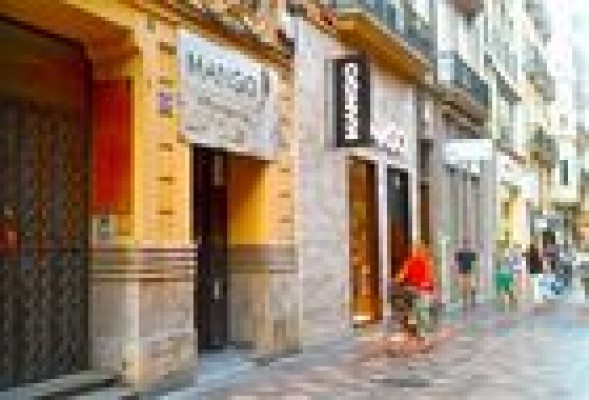 Mango sigue su pulso con Inditex y amplía en Don Juan de Austria
