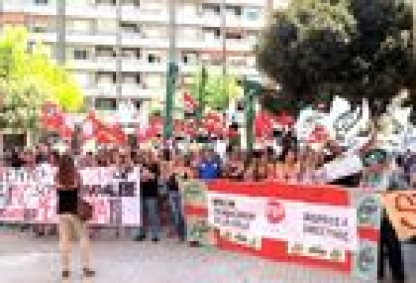 Los trabajadores de la empresa Atento en Valencia se concentran contra el ERE