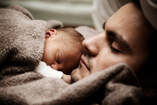 El 34% de los hombres pide una excedencia para cuidar de sus hijos, frente al 42% de las mujeres