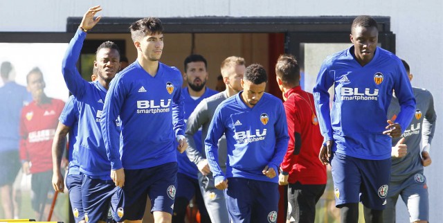 Santi Mina vuelve a una convocatoria con ausencias importantes