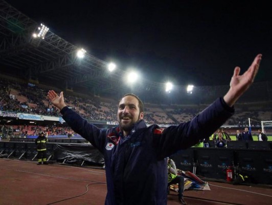 Higuaín alcanza a Jonas Gonçalves en la lucha por la bota de oro
