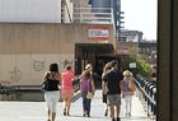El paro registra una caída récord de 310.400 personas 