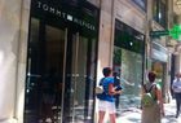 La firma Tommy Hilfiger cierra sus puertas en la 'milla de oro' de Valencia