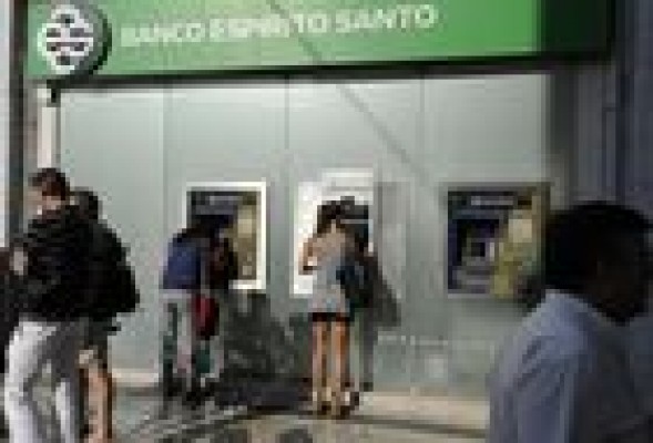 Suspenden la negociación de BES a la espera de información relevante