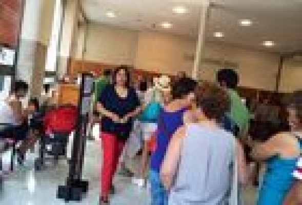 Efecto recorte: los clientes de Catalunya Banc se aglomeran en las sucursales por el cierre de oficinas