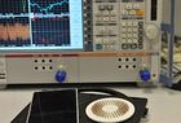 La UPV patenta un dispositivo de para cargar móviles y portátiles sin cables