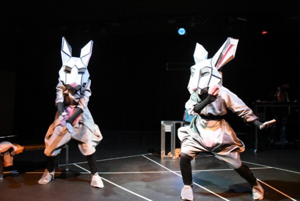 'Fuga de Conills' combina teatro de texto, físico, visual y danza en un mismo montaje