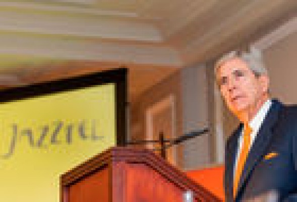 Jazztel cae en bolsa a mínimos de febrero, mientras espera en el altar