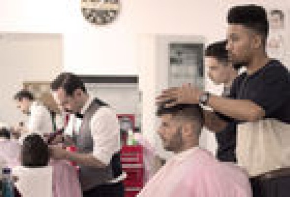 Los excompañeros de Lord Jack Knife abren una nueva barbería ‘old school' en Valencia
