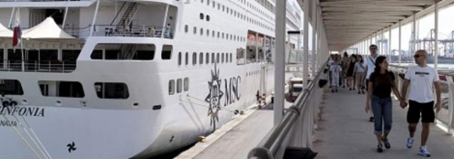 Menos cruceristas y frenazo al tráfico de mercancías: El puerto de Valencia se estanca en 2014