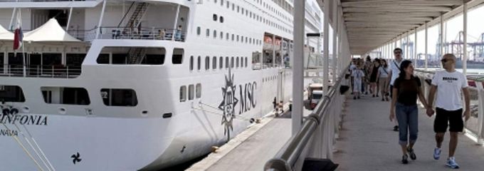 Menos cruceristas y frenazo al tráfico de mercancías: El puerto de Valencia se estanca en 2014