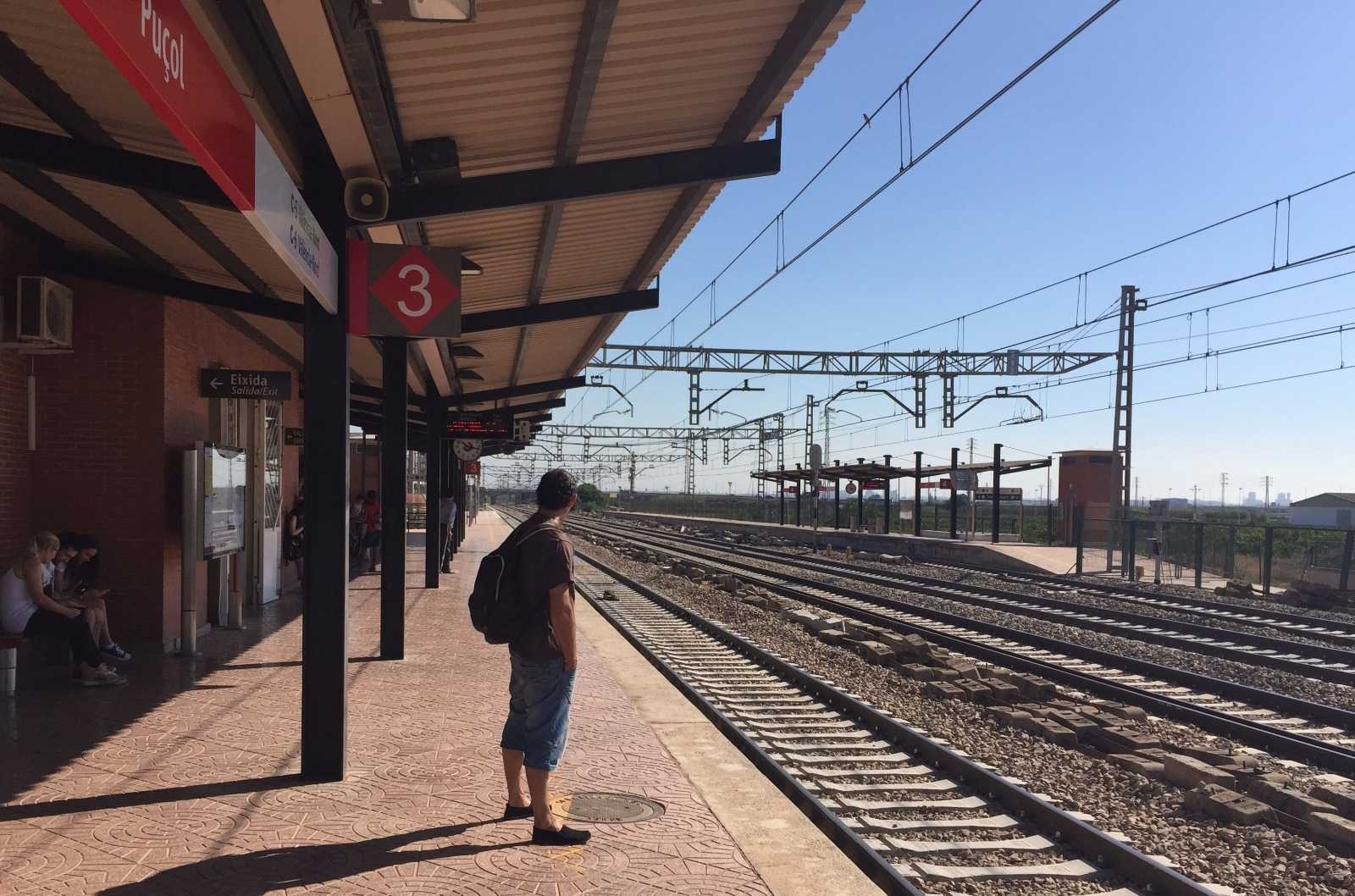 Lunes negro para los usuarios del tren: miles sufren retrasos de hasta una hora por una avería
