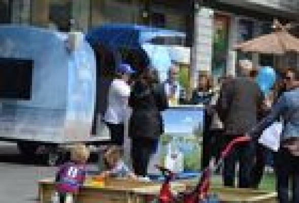 Valencia capta turistas a pie de calle de Madrid a Moscú con su caravana de 'street marketing'