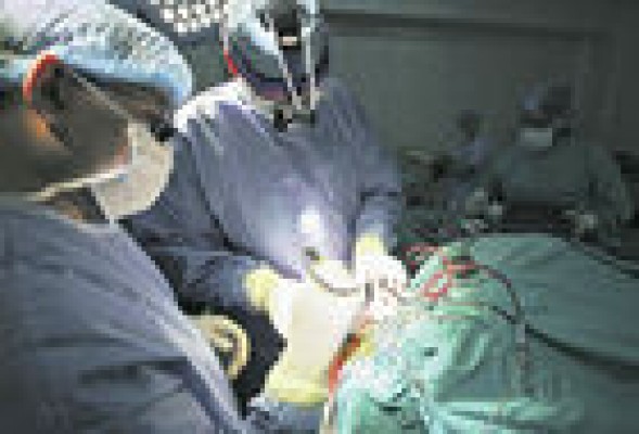 Neurocirujanos de La Fe utilizan luz fluorescente para operar tumores cerebrales