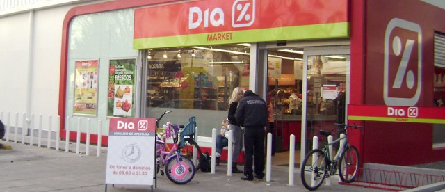 Los 'cortos' siguen levantando el pie del capital de DIA Supermercados