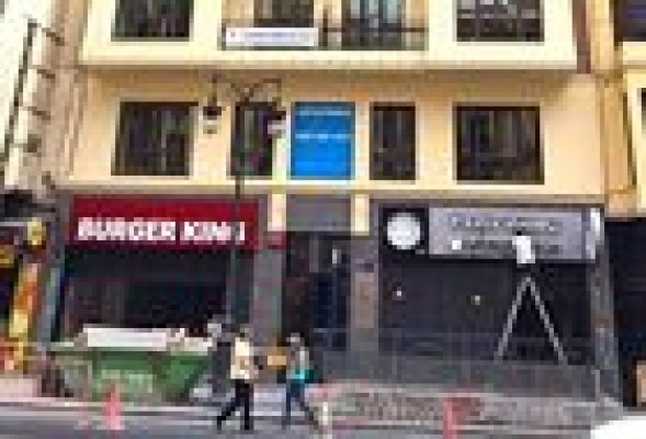 La comida rápida sale de la crisis y vuelve a expandirse por las capitales valencianas
