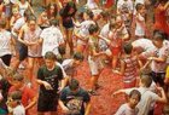 Los más pequeños se lanzan 6.500 kilos de tomate en la Tomatina infantil