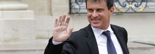 Manuel Valls presenta la dimisión de su Gobierno a Hollande
