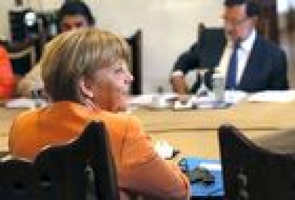 Merkel apoyará la candidatura de De Guindos a la presidencia del Eurogrupo