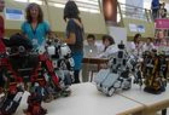 Robots que hacen sumo y suben escaleras competirán en Valencia