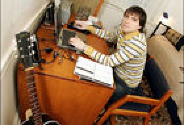 Fox prepara una serie inspirada en la vida Rivers Cuomo, cantante y compositor de Weezer
