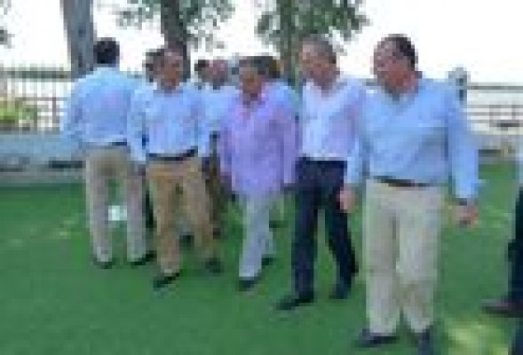     Empresas, entidades financieras y Consell asisten al almuerzo de las Cámaras de Comercio de la Comunitat