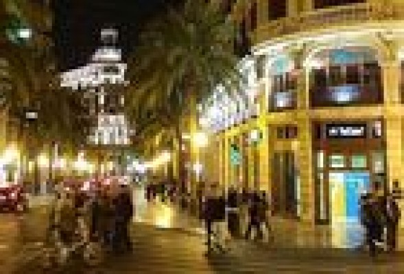 La Caixa se hace con tres de los principales bajos de la calle Barcas