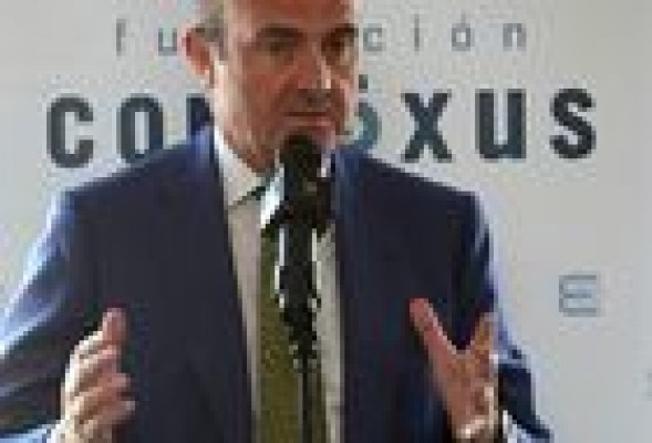 Luis de Guindos pone oídos a los problemas valencianos