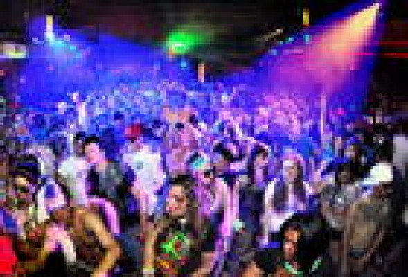 Pastillas, excitación y retortijones: lo que queda del acid house y la cultura de rave 25 años después 