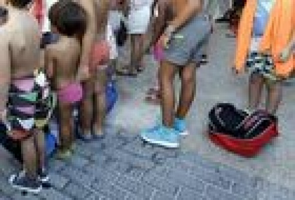 Alumnos de un colegio de Valencia acuden a clase en bañador por el calor