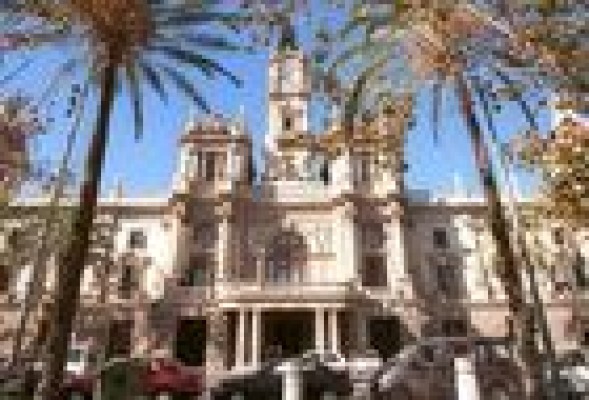 Regreso al futuro: un rayo paró el reloj del Ayuntamiento de Valencia durante diez minutos