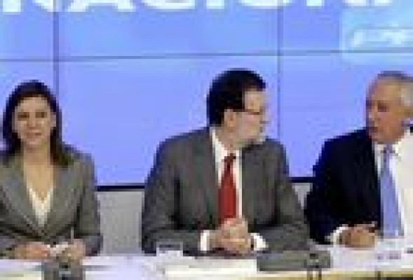 Rajoy asegura a sus 'barones' que inaugurando carreteras no ganarán y advierte de que deben cumplir el déficit
