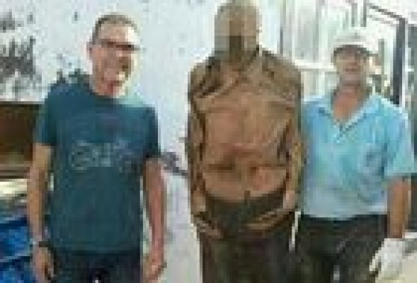 Apartan de su puesto al empleado de un cementerio por posar con un cadáver