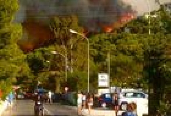 El incendio del Montgó afecta a monte bajo del parque natural y obliga a desalojar a 1.400 personas