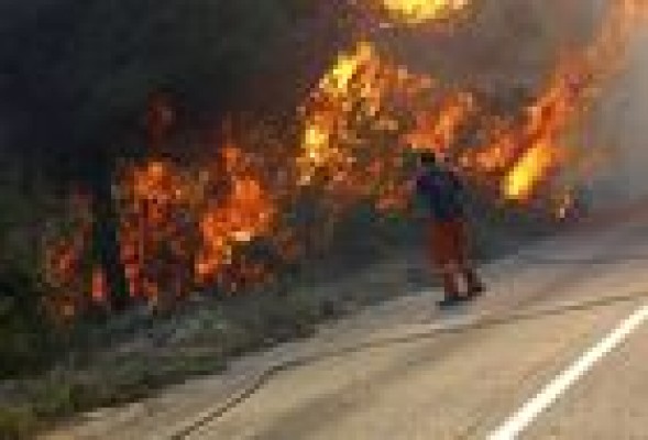 Hasta 15 medios aéreos participan en la extinción del fuego del Montgó