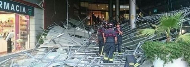 El desplome de un falso techo del centro comercial Arena provoca 4 heridos