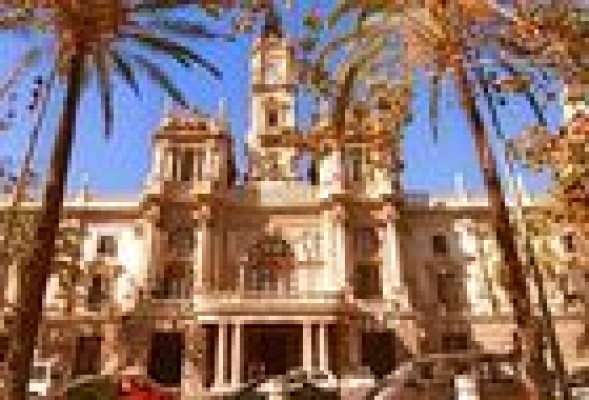 Llegan las elecciones y se abre 'la batalla (por el ayuntamiento) de Valencia'