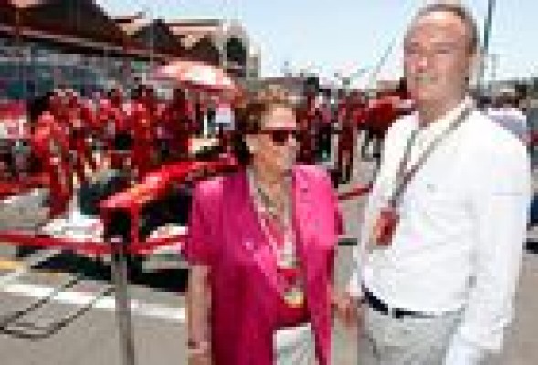 <em>La sombra de Bernie Ecclestone se proyecta sobre Alberto Fabra</em>
