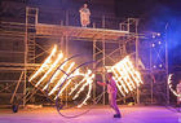 Cómo sobreviven las compañías de teatro especializadas en grandes fastos
