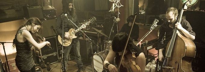 Un concierto entre un millón: Thee Silver Mt. Zion Memorial Orchestra visita Valencia por primera vez