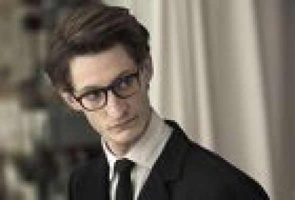 Estrenos de la semana: 'Yves Saint Laurent': una biografía 'oficial' tan estética como superficial