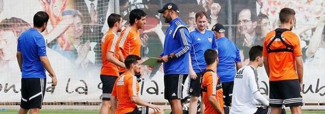 Nuno arropa a la plantilla del proceso de venta