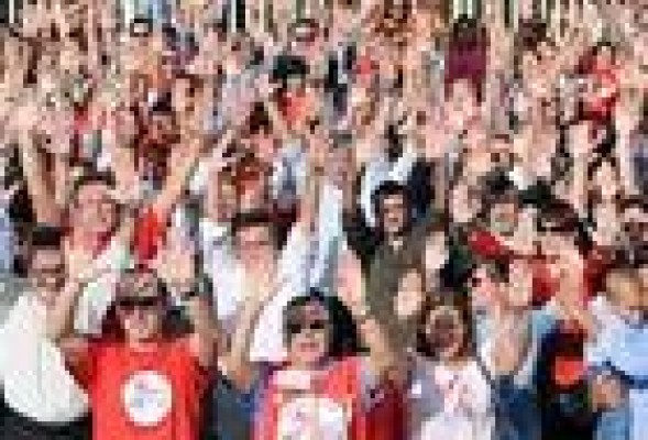 La ILP por una radio y televisión públicas en valenciano llega a Les Corts con 88.686 firmas