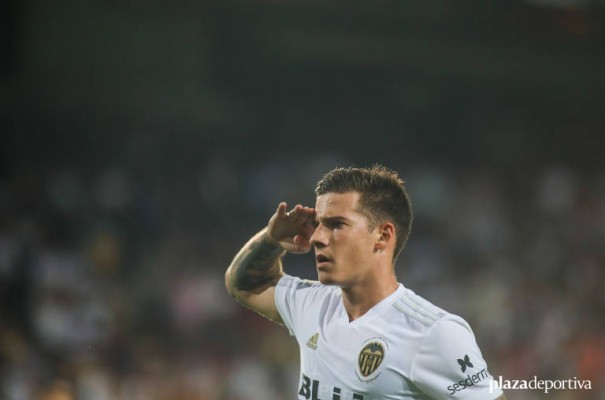 Santi Mina salva al Valencia del ridículo ante el CD Ebro