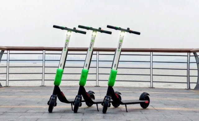 Lime logra colocar 250 de sus patinetes a prueba durante tres meses en la Marina