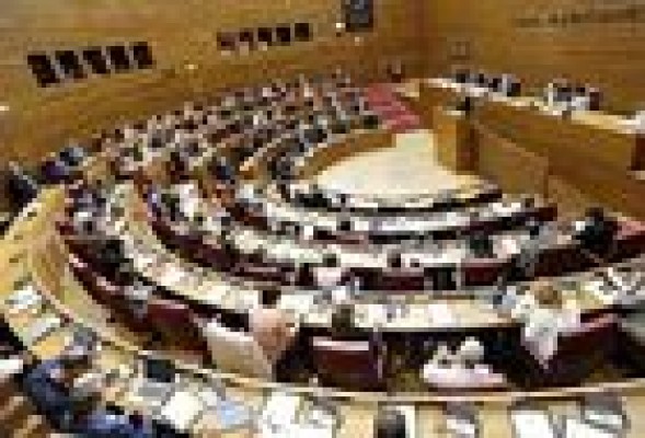 Les Corts piden al Gobierno que evite la 'bancarización' de las cooperativas de crédito valencianas